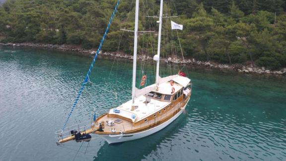 Gulet Miramare, Türkiye'nin sakin sularında tatil için 8 kişiye kadar konaklama imkanı sunar.