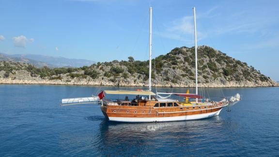 Gulet mit Platz für 16 Personen, in den malerischen Gewässern von Fethiye, Türkei.