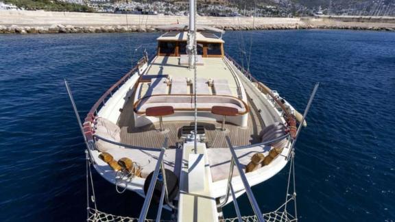 Entspannen Sie sich an Deck und genießen Sie die Sonne mit einer Bodrum Gulet-Charter. Perfekt für luxuriöse Momente auf