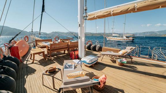 Entspannen Sie auf dem geräumigen Sonnendeck der Gulet Nefess und genießen Sie die Aussicht auf Göcek.