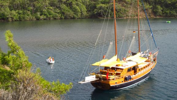 Wunderschöne Gulet Nikola vor der Küste Bodrums. Ideal für entspannte Yachtcharter für bis zu 8 Personen.