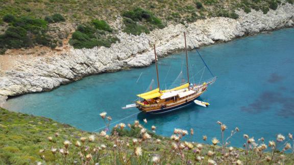 Gulet Nikola ankert in einer malerischen Bucht in Bodrum. Perfekter Ort für Entspannung und Erholung.