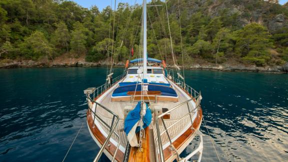 Rodos'taki Northwind guletinin geniş güvertesinde rahatlayın. Lüks bir yelken tatili için mükemmel.