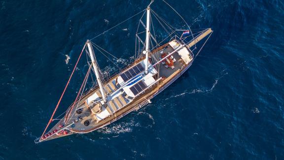 Elegantes Gulet Nostra Vita aus der Vogelperspektive, segelnd auf den tiefblauen Gewässern von Split, Kroatien.