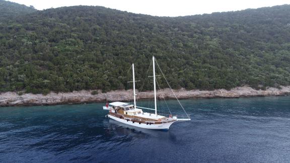 Die Yacht Odyssey vor der Küste Bodrums bietet erstklassigen Luxus für exklusive Ausflüge.