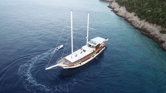 Die Odyssey Yacht im kristallklaren Wasser nahe der Küste bietet unvergessliche Erlebnisse.