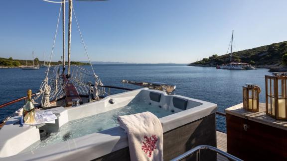 Genießen Sie ein entspannendes Bad im Whirlpool an Deck der Gulet Pacha mit herrlichem Blick auf die Adria.