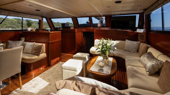 Heller, geräumiger Wohnbereich mit stilvoller Einrichtung und herrlichem Ausblick – perfekt zum Entspannen.