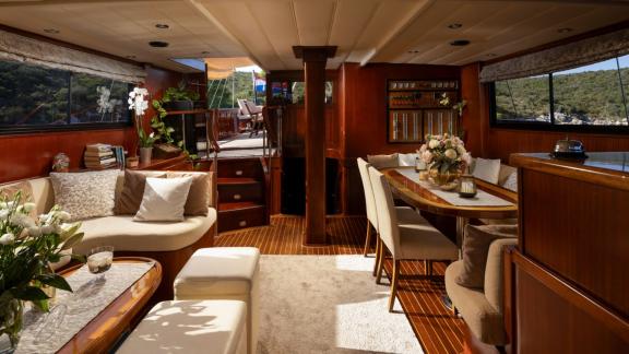 Gemütlicher Salon mit edlen Holzakzenten und stilvoller Einrichtung – ideal zum Speisen und Entspannen.