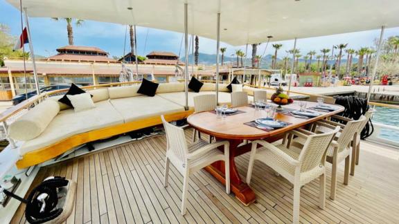 Pam gulet for 10 guests features a spacious aft deck with lounge seating and an outdoor dining table.
