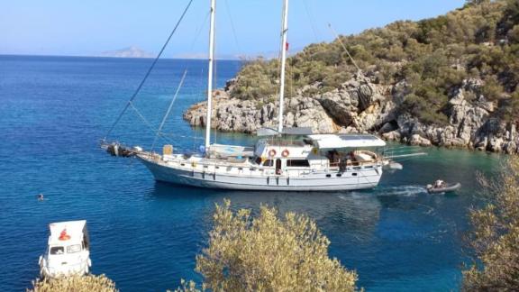 Pam gulet is anchored in a peaceful Bodrum bay surrounded by nature during a relaxing blue cruise holiday.