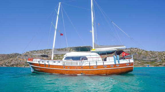 Relax on the elegant Gulet Paşalı in the turquoise waters of Turkey. Book now!