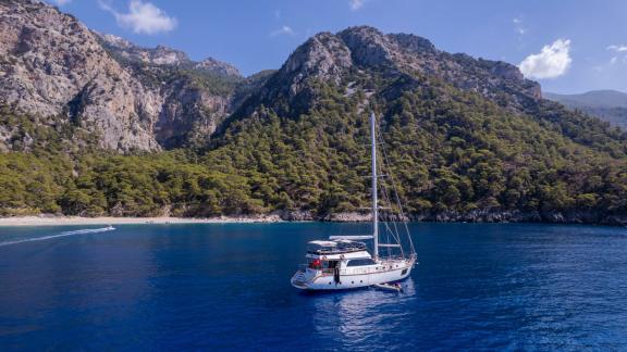 Die Perdue liegt vor Anker in einer von Bergen und Pinienwäldern umgebenen Bucht bei Fethiye.
