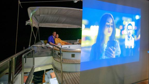 Auf der Perdue in Fethiye sind Gäste beim Filmabend neben dem Whirlpool auf dem Oberdeck zu sehen.
