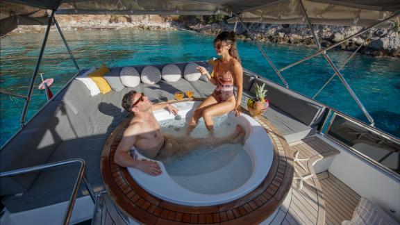 Auf der Perdue in Fethiye sind Gäste im Whirlpool auf dem Oberdeck beim Entspannen zu sehen.