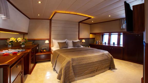 In der Perdue in Fethiye sind ein Doppelbett, elegante Holzmöbel und die geräumige Masterkabine zu sehen.