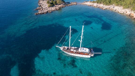 Der Gulet Phoenix Bronze liegt in türkisfarbenen Buchten vor Anker für Ihre Guletmiete.