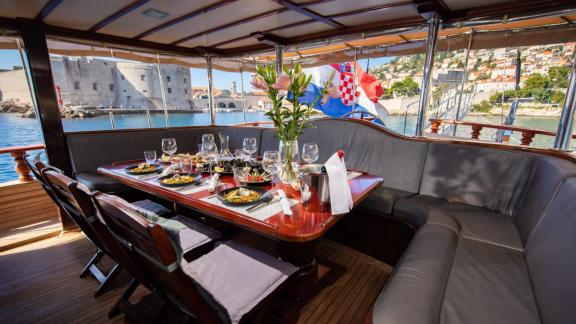 Guletcharter in Kroatien mit Blick auf historische Städte und Gourmetküche an Bord genießen.