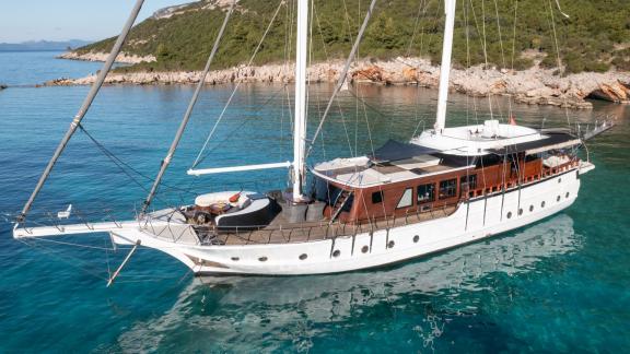 Mieten Sie die Phoenix Bronze in Kroatien mit Paddleboards in den Buchten von Split.