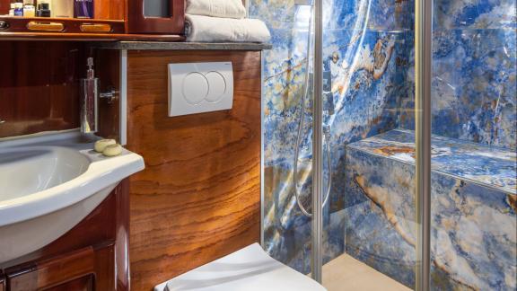 Phoenix Bronze bietet elegante Bäder für Guletcharter in Kroatien ab dem Hafen Split.