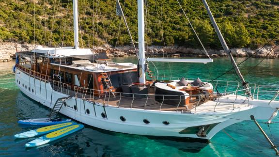 Mieten Sie die Phoenix Bronze in Kroatien mit Paddleboards in den Buchten von Split.