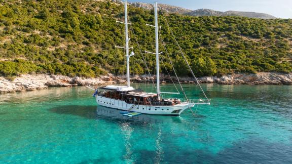Unvergesslicher Guletcharter mit Phoenix Bronze im türkisblauen Wasser bei Split.