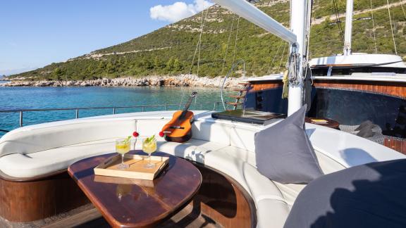 Genießen Sie Guletmiete in Kroatien mit Gitarre und Cocktails in Splits Buchten.