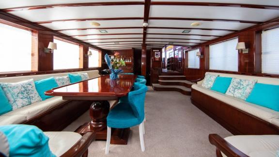 Ab Split mit Phoenix Bronze segeln und stilvollen Innenraum beim Guletcharter in Kroatien genießen.