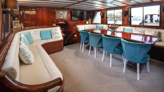 Der großzügige Salon der Phoenix Bronze ist ideal für luxuriöse Guletmiete ab Split in Kroatien.