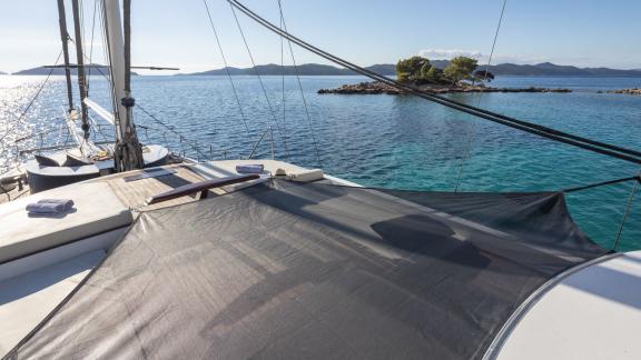 Mieten Sie die Phoenix Bronze in Kroatien und genießen Sie sonnige Ruhe auf dem Deck.