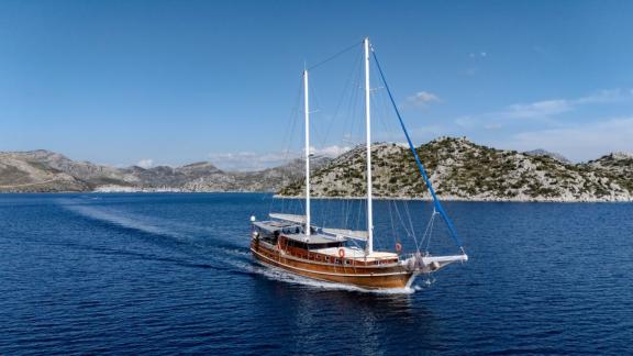 Princess Alize gulet is sailing through the bays of Marmaris offering a classic blue cruise and yacht charter holiday.