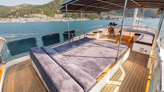 Unter den Yachtcharter Optionen in Fethiye zeigt Queen Alin Oberdeck mit großen Sonnenliegen und Aussicht.