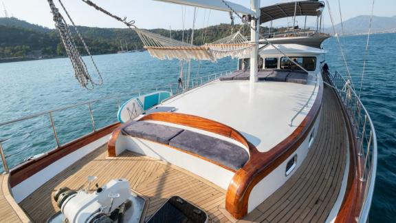 Unter den Yachtcharter Optionen in Fethiye zeigt Queen Alin Vorderdeck mit Sonnenliegen und Hängematte.