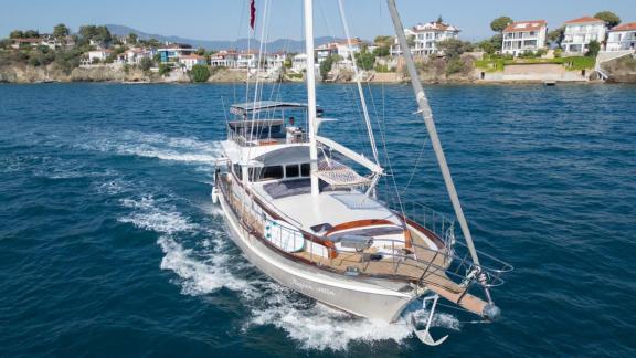Unter den Yachtcharter Optionen in Fethiye zeigt Queen Alin Fahrt mit Vorderansicht und Küstenblick.
