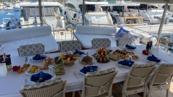 Queen Almila bietet einen stilvollen Essbereich im Freien für besondere Gulet Charter Erlebnisse in Marmaris.
