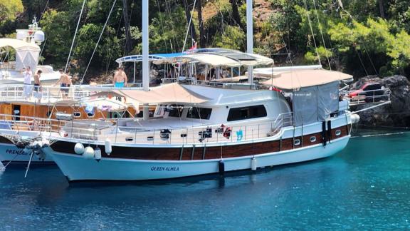 Queen Almila liegt in einer ruhigen Bucht bei Marmaris und eignet sich ideal für exklusive Bootsurlaube und Küstentouren