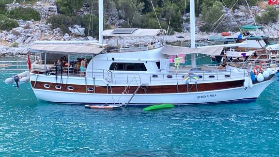Queen Almila liegt vor Marmaris vor Anker und bietet eine entspannte Gulet Charter für einen Blue Cruise Urlaub.