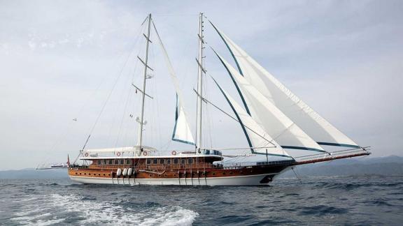 Die Gulet Queen Atlantis bietet ein unvergessliches Segelerlebnis für Gulet-Charter in Fethiye.