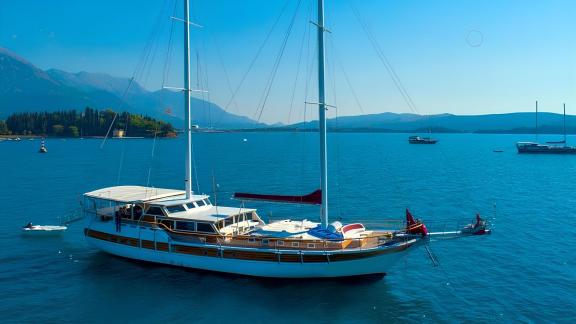 Luxuriöse Gulet-Yacht auf dem blauen Meer vor Marmaris. Perfekte Wahl für einen erholsamen Urlaub.