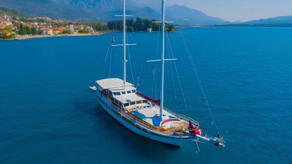 Elegante Gulet-Yacht auf dem blauen Wasser vor der Küste von Marmaris. Ideal für luxuriöse Charter-Erlebnisse.