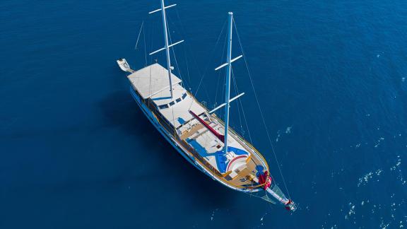 Wunderschöne Gulet-Yacht, die majestätisch auf dem offenen Meer segelt. Ein unvergessliches Erlebnis erwartet Sie.