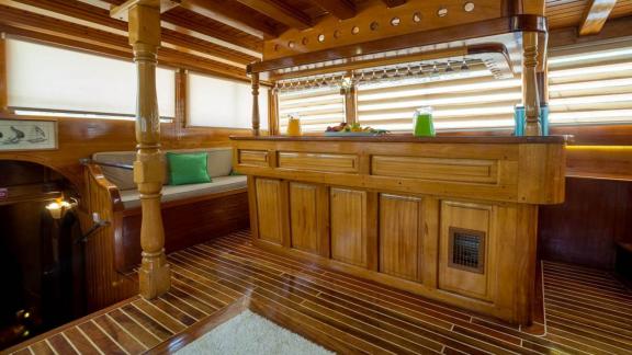 Stylish bar in the interior of a Gulet yacht, perfect for relaxed evenings at sea. Luxurious and inviting.