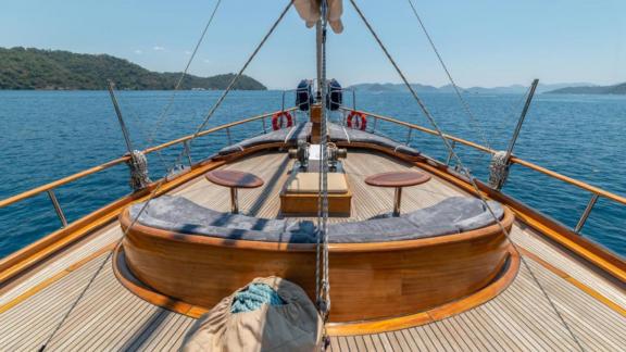 Front deck of the gulet Sema Tuana with seating and sea view, 6 cabins.