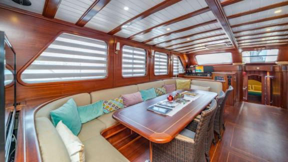 Stylish and cosy saloon in the gulet Sema Tuana, ideal for relaxation and company. Gulet with 6 cabins.