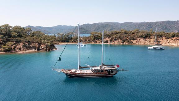 Entdecken Sie die Schönheit von Göcek mit der eleganten Yacht Serenad A in kristallklarem Wasser.