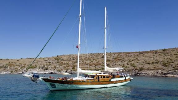 Die prächtige Holzyacht Serenad ankert in den ruhigen Gewässern von Bodrum, Türkei.