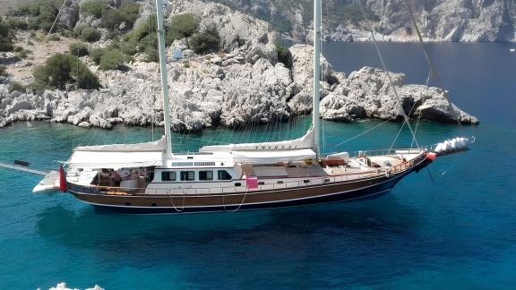 Die elegante Gulet Smyrna mit 4 Kabinen liegt vor der Küste von Bodrum zur Vermietung bereit.