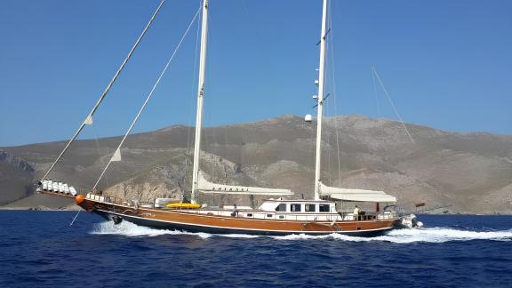 The elegant gulet Smyrna with 4 cabins is available for hire at sea off the coast of Bodrum.