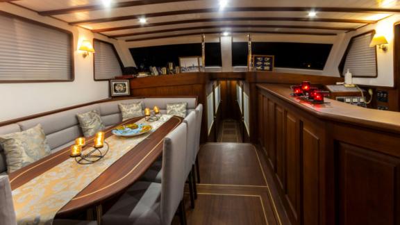 Elegant saloon of the Gulet Smyrna with stylish furnishings and a cosy atmosphere.