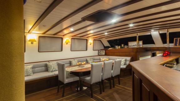 Elegant saloon of the Gulet Smyrna with stylish furnishings and a cosy atmosphere.